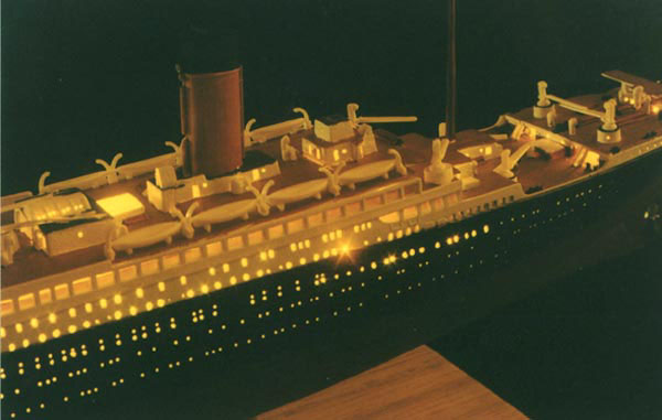   570 Titanic — enhanced with the Light the Titanic Lighting Kit